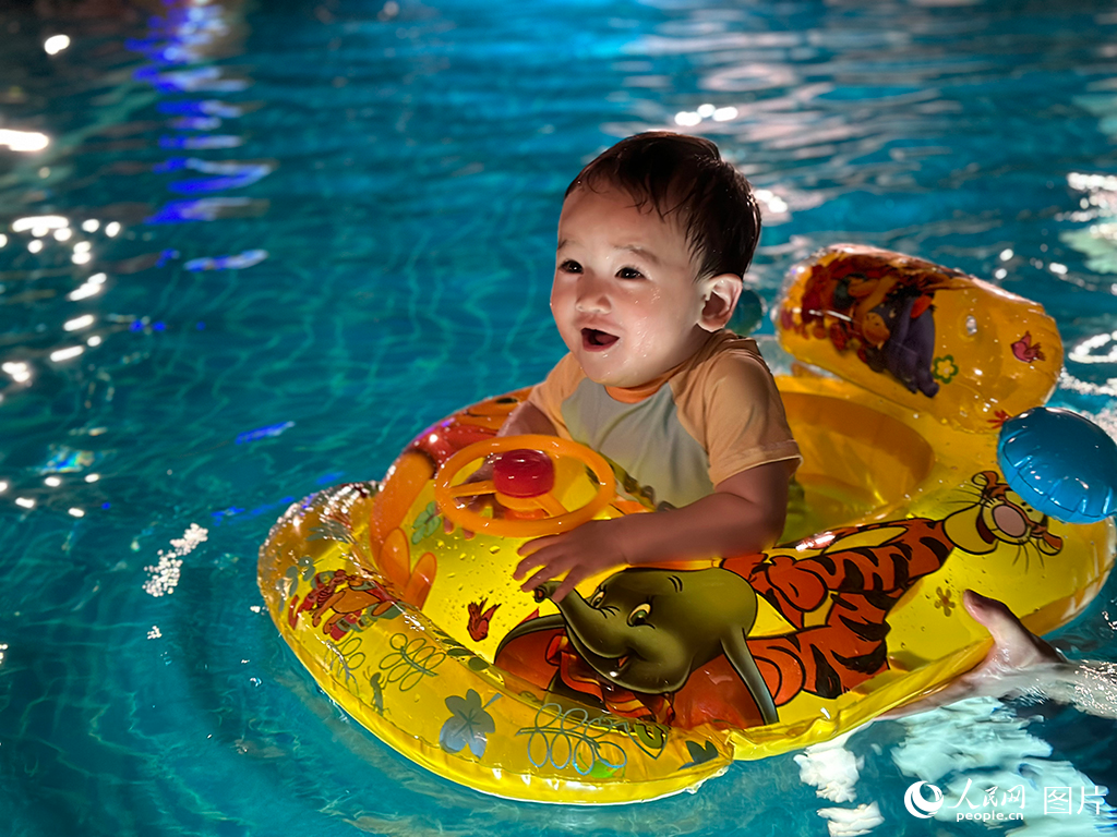5月25日，一個寶寶在湖北武漢一室內游泳館游泳。人民網記者 肖璐欣攝