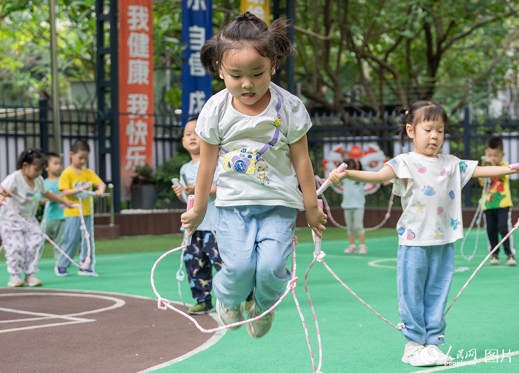 5月29日，廣東深圳市南山區碧榕灣幼兒園，孩子們放學后在操場跳繩。人民網 劉森君攝