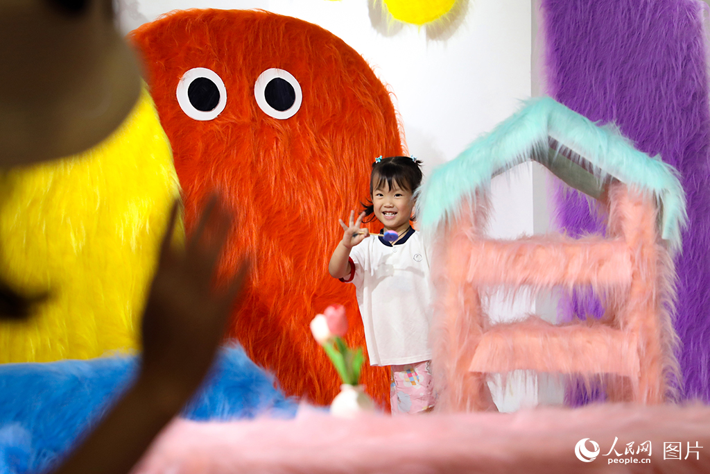 5月29日，河北雄安娃在“六一”藝術展上與家長互動。人民網記者 宋燁文攝