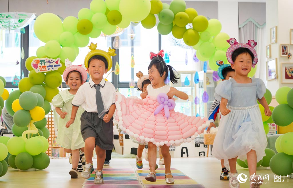 5月30日，浙江杭州市拱墅區石橋街道景成實驗幼兒園舉行開心過“六一”活動。人民網記者 張麗瑋攝