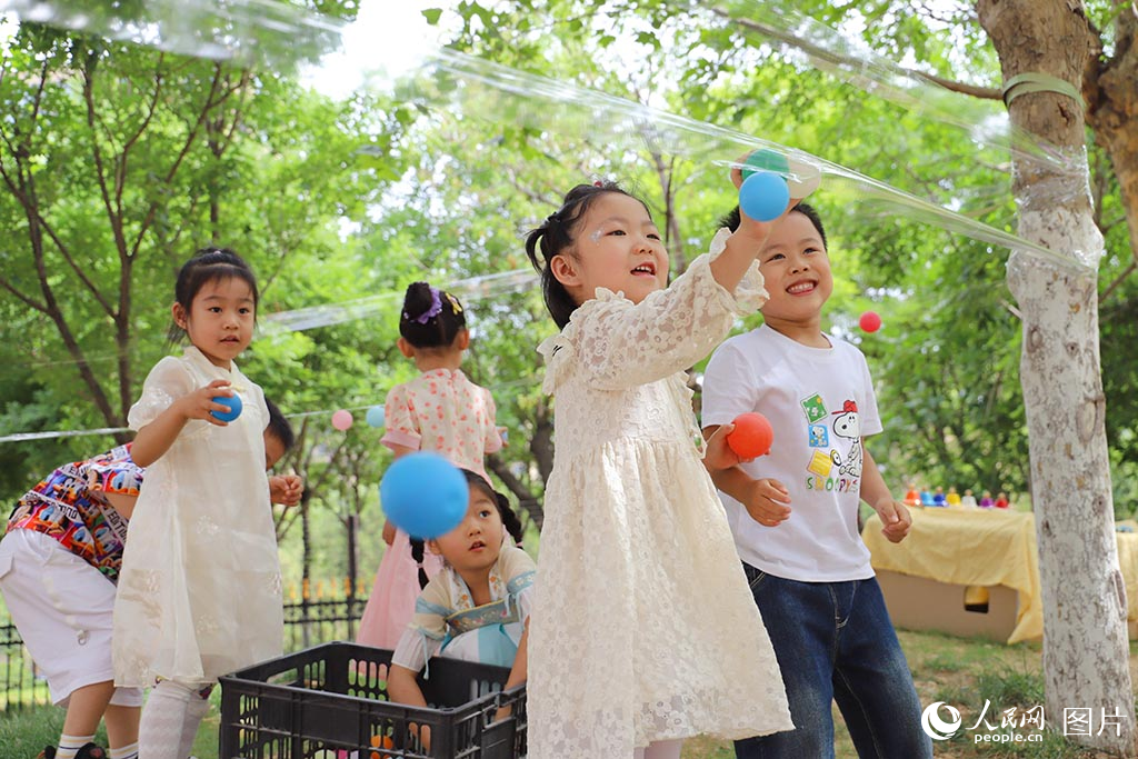 5月30日，在“六一”國際兒童節到來之際，山東濟南市歷下區百合幼兒園的孩子們在百游小院的“彩虹農場”裡，感受難忘瞬間。人民網記者 劉祺攝