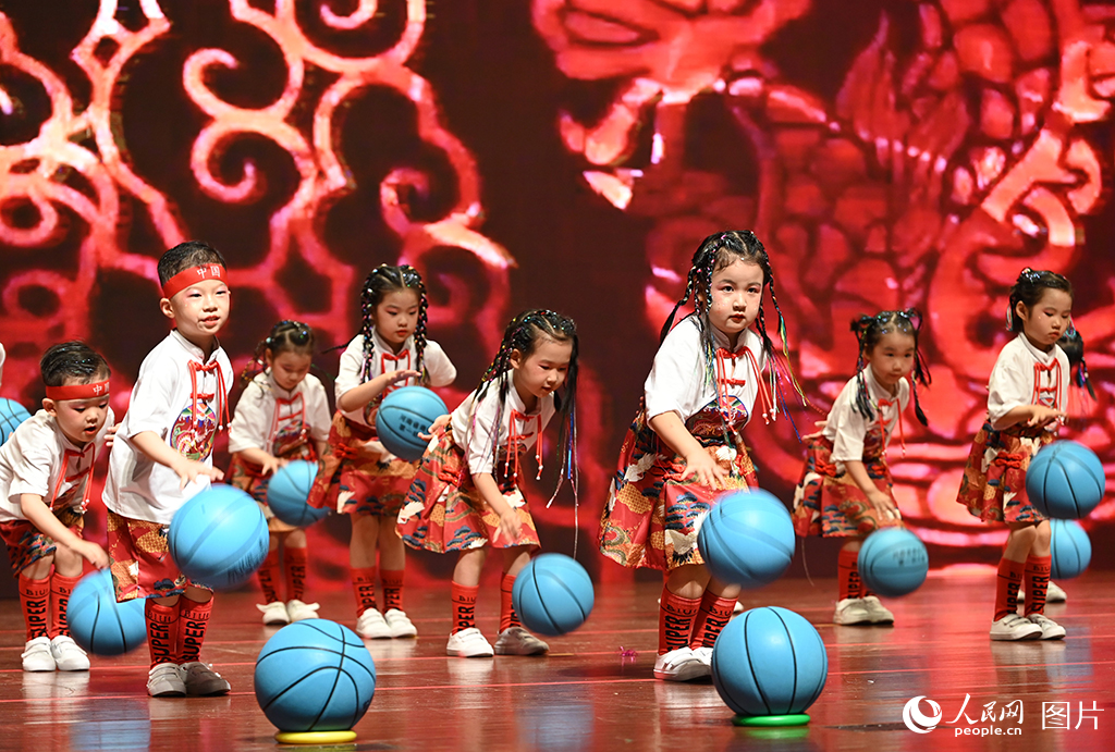 5月31日，河南省商務廳第一幼兒園在河南省人民會堂舉辦“萌寶籃球秀 運動享健康”活動，用體育和舞蹈結合的方式，為孩子慶祝“六一”兒童節。人民網記者 王玉興攝