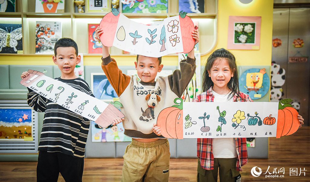 5月31日，黑龍江省哈爾濱市紅果果幼兒園小朋友正在展示慶祝“六一”手繪作品。人民網記者 蘇靖剛攝