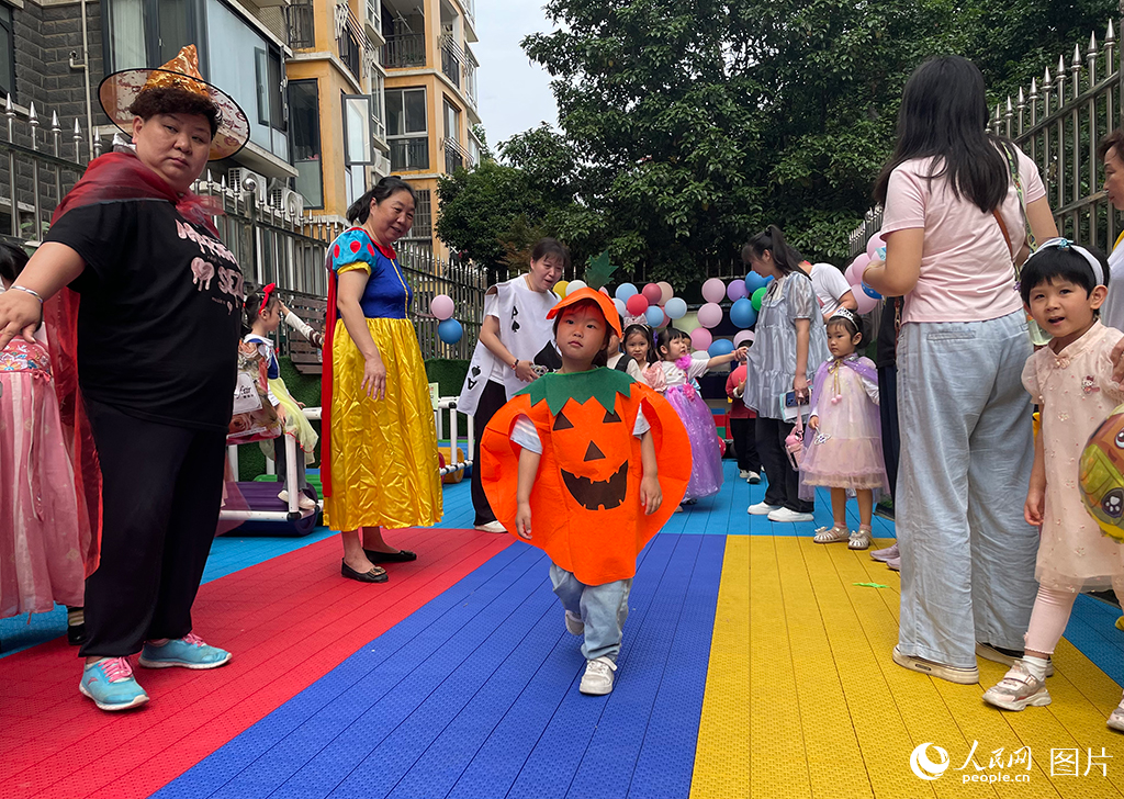 5月31日，湖北武漢洪山區一幼兒園舉行慶祝“六一”兒童節活動，小朋友現場走秀。人民網記者 周雯攝