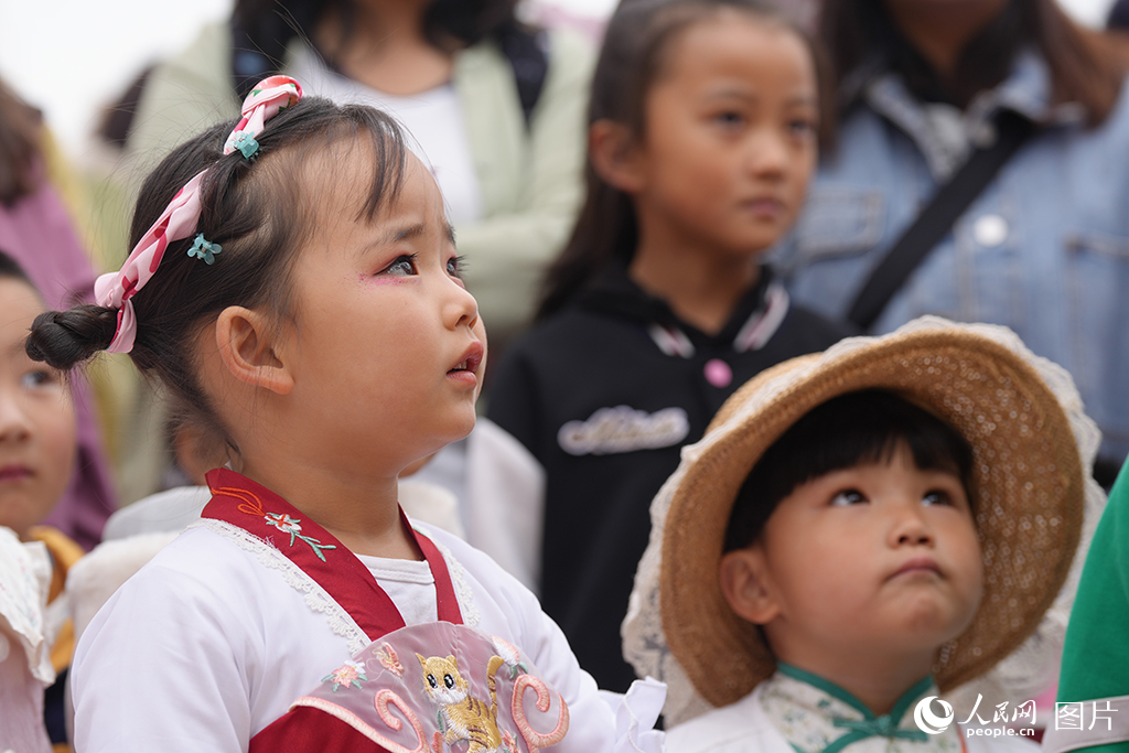 5月31日，在青海省西寧市湟中區的一處游樂場參觀的小朋友。人民網記者 甘海瓊攝