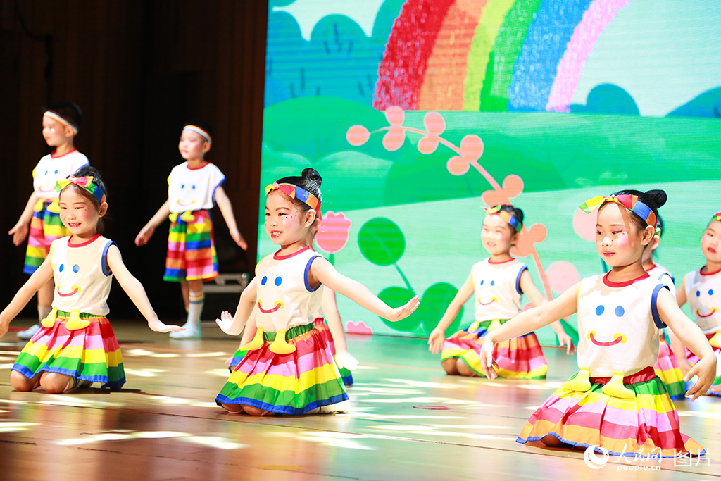 5月31日上午，上海黃浦區第二屆“慶六一”園歌、園舞展演活動在區青少年藝術活動中心舉行，13所幼兒園現場演繹主題舞蹈。人民網記者 龔莎攝