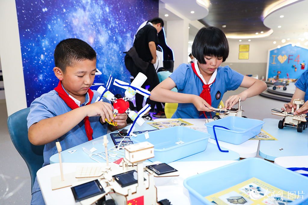 5月31日，福建福州教育學院附屬第四小學科創教室內，學生們正在制作航天器模型。人民網記者 焦艷攝