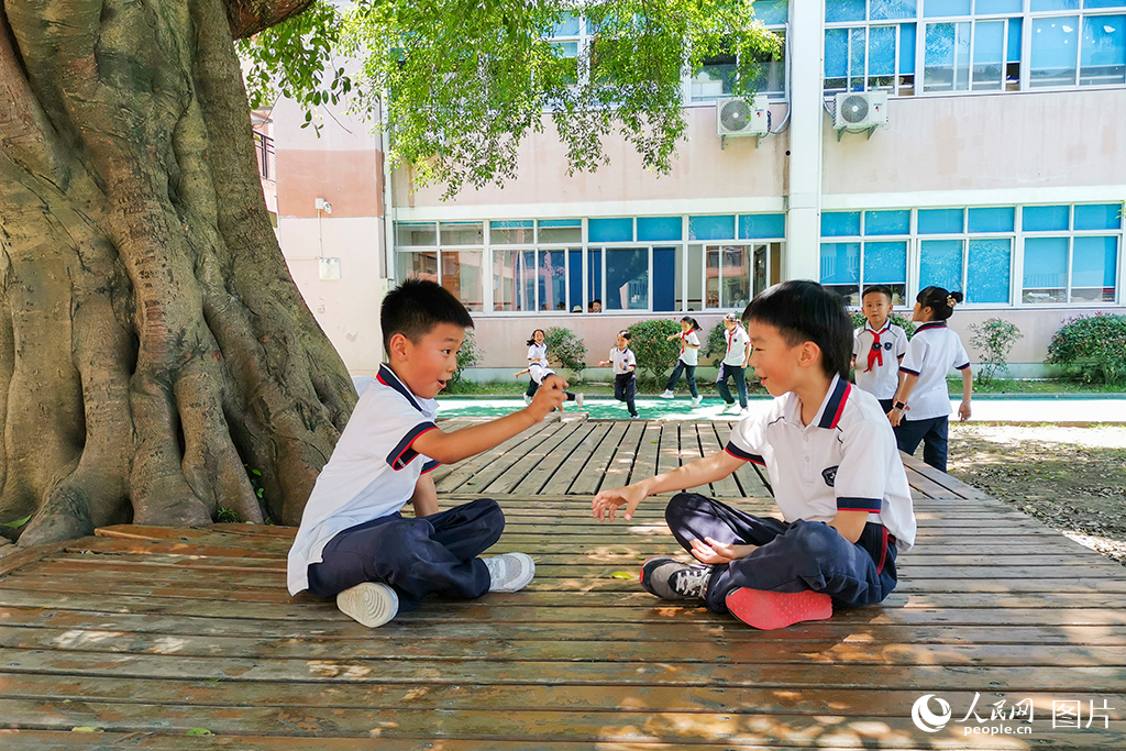 近日，浙江溫州，孩子們在樹蔭下游戲。人民網記者 葉賓得攝