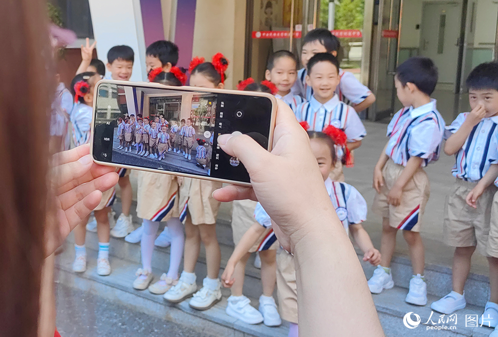 5月31日，北京市朝陽區團結湖一幼的孩子們在參加完“六一”藝術展活動后合影留念。人民網 單芳攝