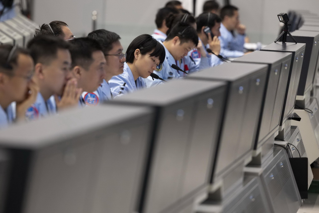6月2日，北京航天飛行控制中心工作人員在監測嫦娥六號著陸月背動態。