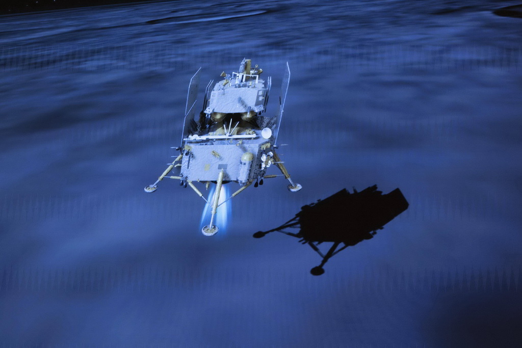 這是6月2日在北京航天飛行控制中心屏幕上拍攝的嫦娥六號著陸器和上升器組合體著陸月背的模擬動畫畫面。