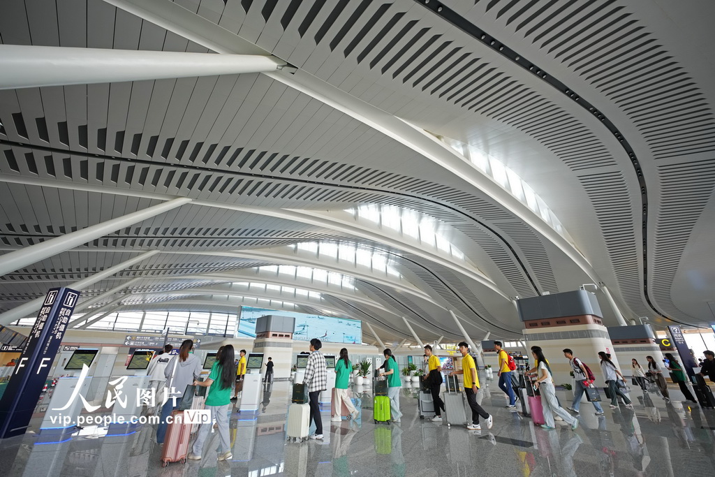 6月1日，模擬旅客進入煙台蓬萊國際機場T2航站樓出發大廳。