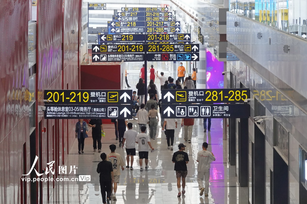 6月1日，模擬旅客在煙台蓬萊國際機場T2航站樓前往登機口。