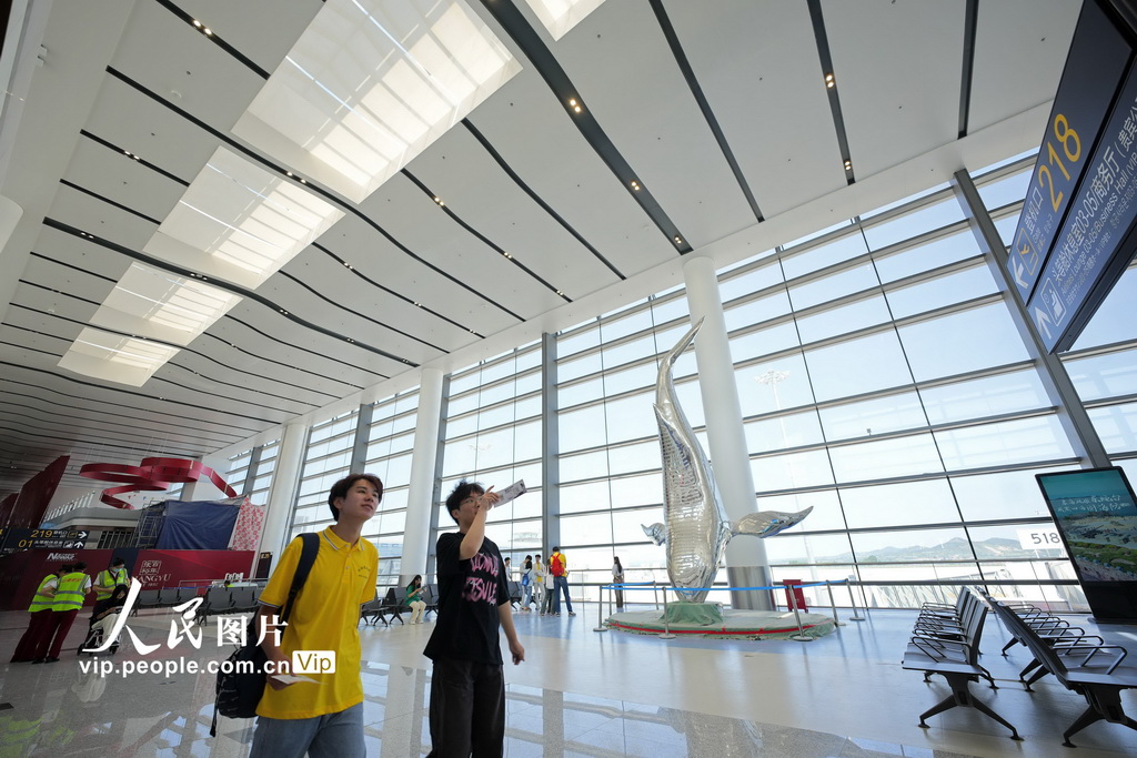 6月1日，模擬旅客在煙台蓬萊國際機場T2航站樓前往登機口。