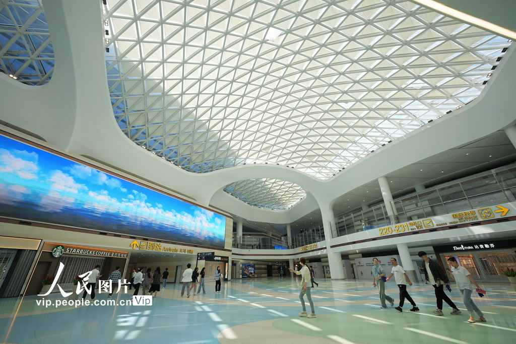 6月1日，模擬旅客經過煙台蓬萊國際機場T2航站樓中庭。