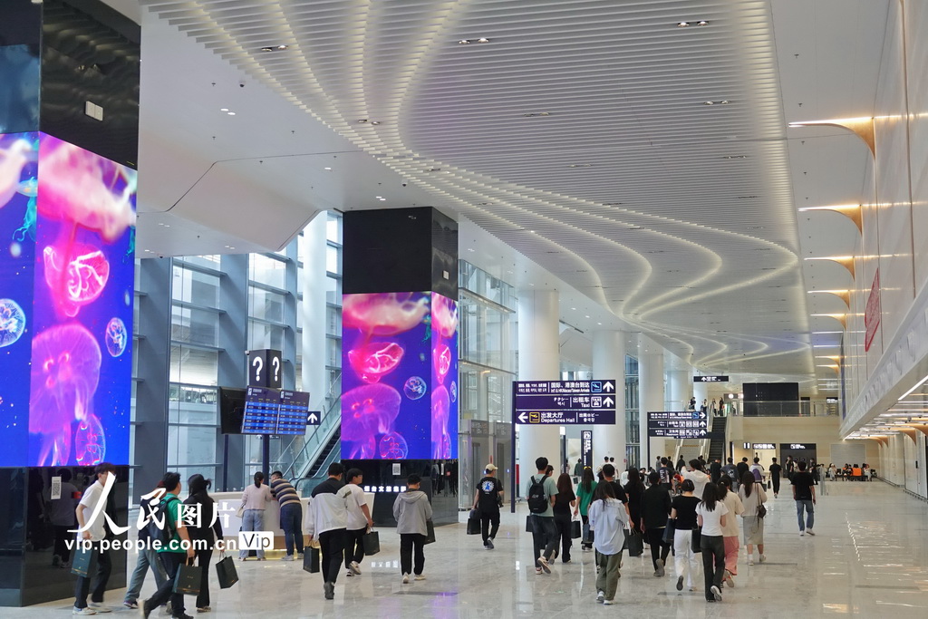 6月1日，模擬旅客在煙台蓬萊國際機場T2航站樓到達大廳准備出港。 