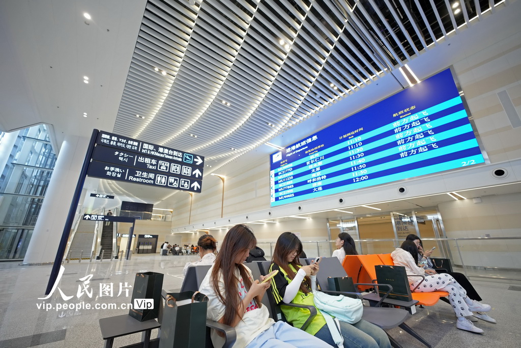 6月1日，模擬旅客在煙台蓬萊國際機場T2航站樓到達大廳集合點休息。