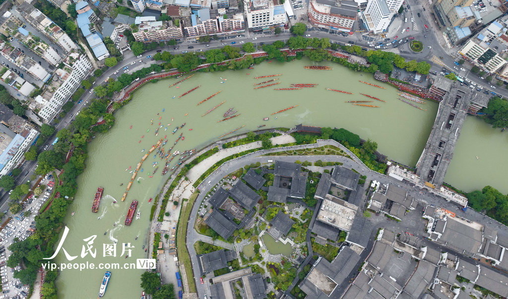 2024年6月1日，龙舟在贵州省铜仁市碧江区锦江河上进行巡游展演。
