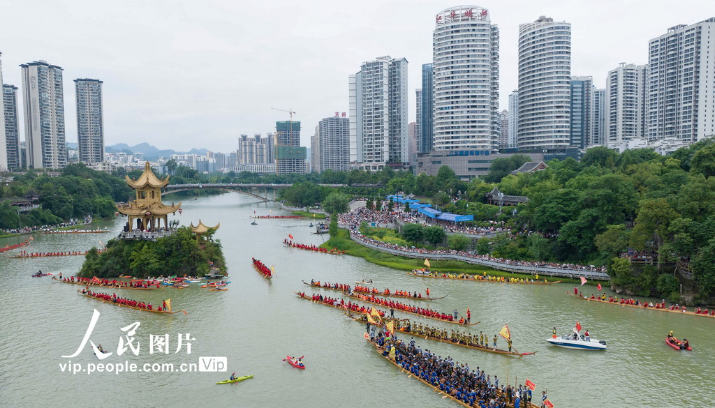 2024年6月1日，龍舟在貴州省銅仁市碧江區錦江河上進行巡游展演。