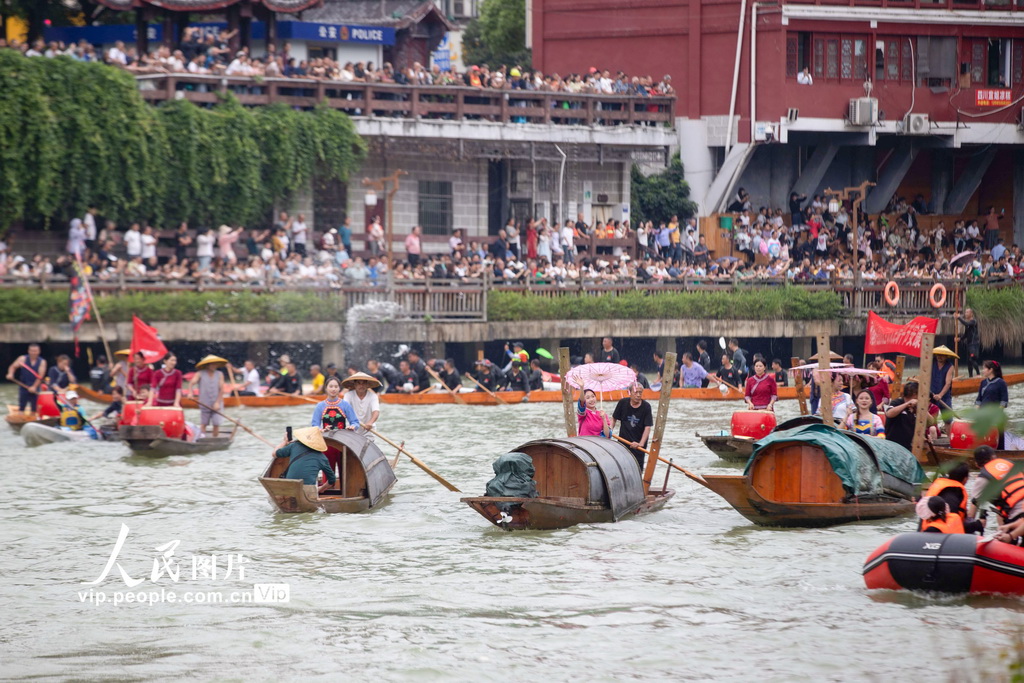 2024年6月1日，市民在貴州省銅仁市碧江區錦江河旁觀看巡游展演。