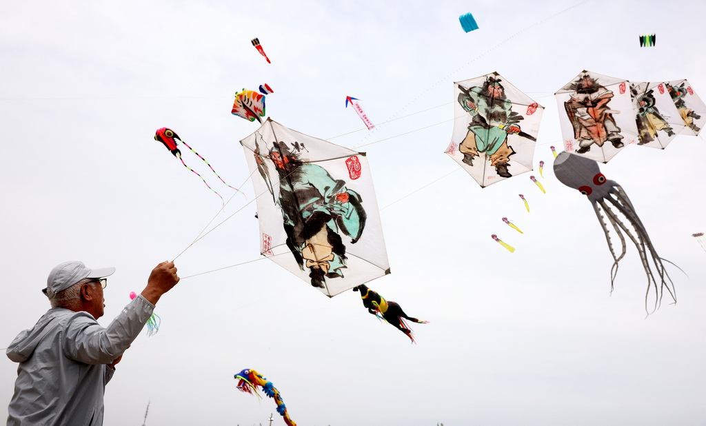 6月2日，參賽選手在比賽現場放飛風箏。