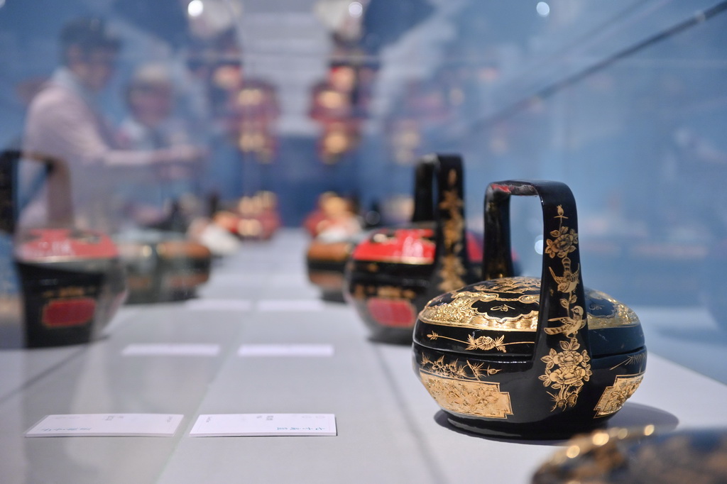 6月2日，觀眾在“何以永春”千年海絲非遺藝術展上了解永春漆籃工藝品。