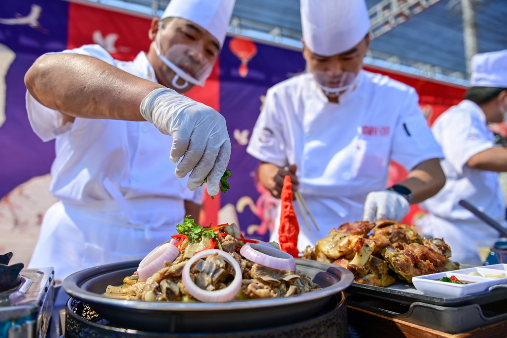 6月2日，在新疆塔城地区裕民县举行的首届巴什拜羊烹饪大赛上，参赛厨师装饰菜品。