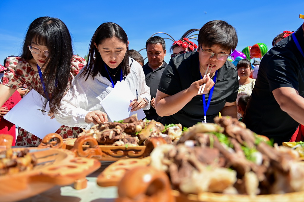 6月2日，在新疆塔城地區裕民縣舉行的首屆巴什拜羊烹飪大賽上，評委在品嘗菜品。