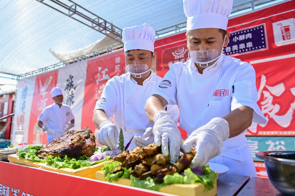 6月2日，在新疆塔城地區裕民縣舉行的首屆巴什拜羊烹飪大賽上，參賽廚師在擺盤。