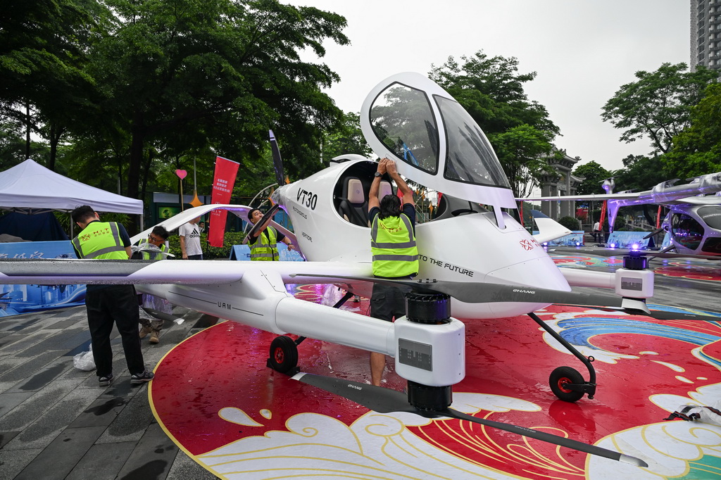 6��3�գ�����ʦ���ں�����VT-30���˼�ʻ���˺��������ոǣ������ڲι����顣