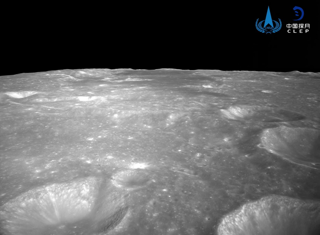 嫦娥六号着陆器降落相机拍摄的影像。