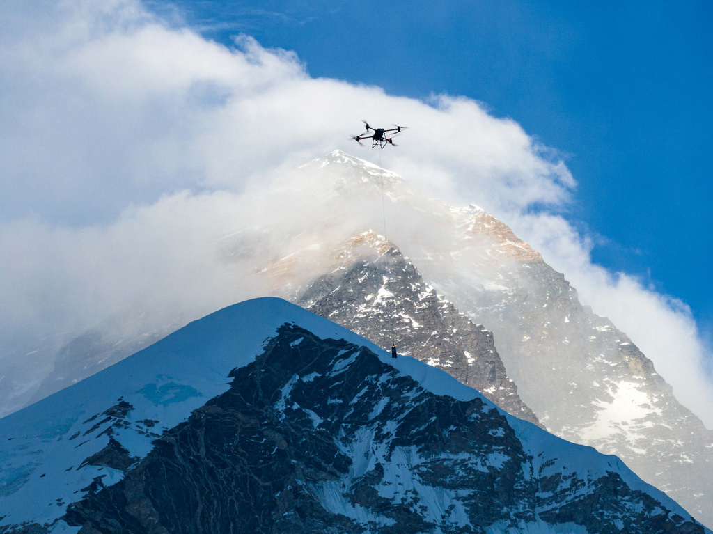4月30日，大疆运载无人机在珠穆朗玛峰尼泊尔一侧进行物资运输测试（视频截图）。