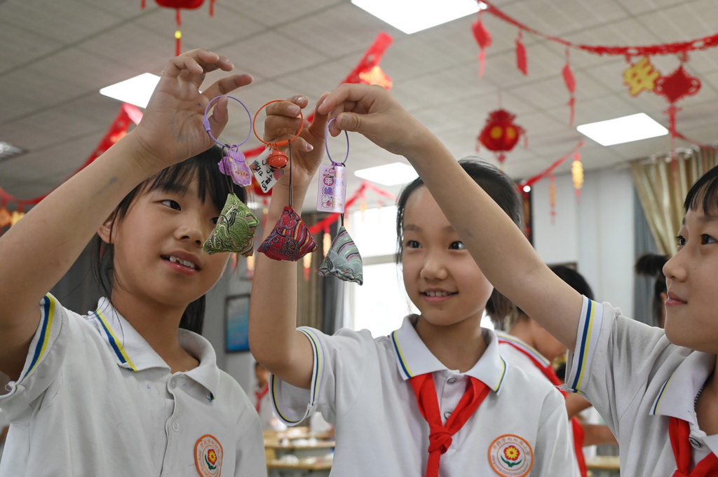 6月5日，河南省開封市向陽路小學的學生展示自己制作的香囊。新華社發（李俊生攝）