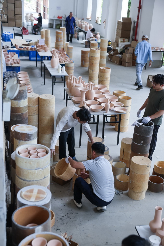 5月29日，工作人員整理即將放入龍窯燒制的不同器型的瓷坯。