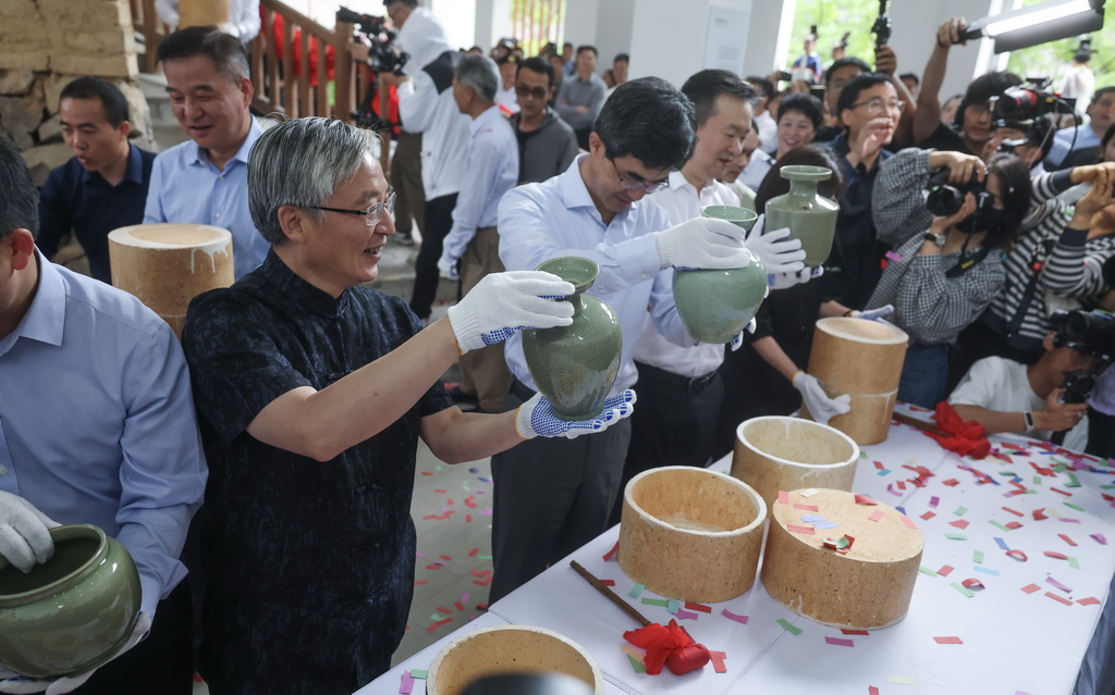 6月6日，在慈溪市上林湖青瓷傳承園舉行的開窯儀式上，嘉賓們把越窯青瓷從匣缽內取出。