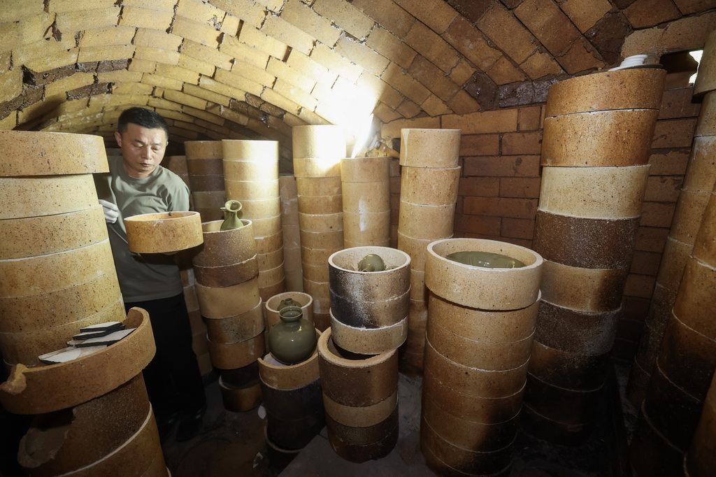 6月6日，在慈溪市上林湖青瓷傳承園舉行的開窯儀式上，工作人員把裝著越窯青瓷的匣缽從窯室中取出。