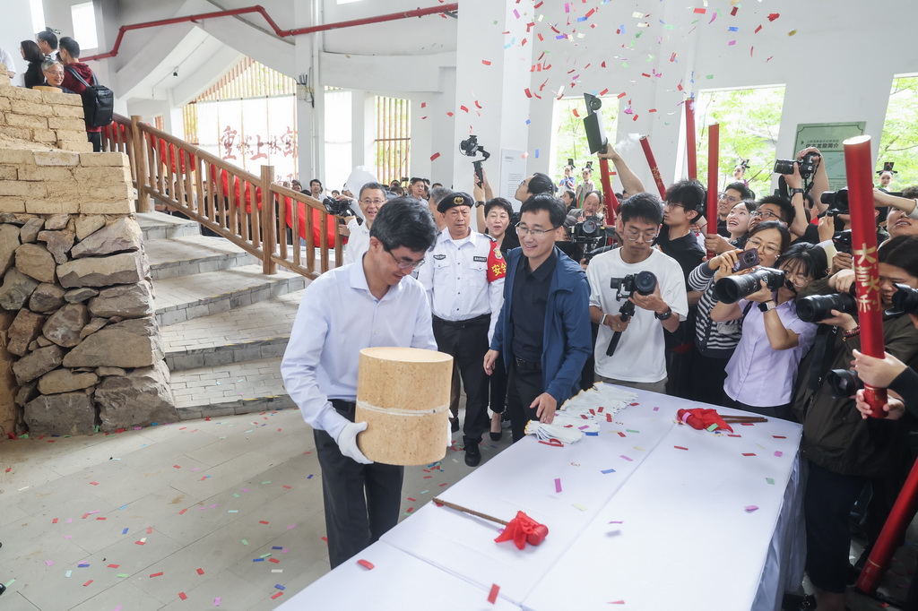 6月6日，在慈溪市上林湖青瓷傳承園舉行的開窯儀式上，嘉賓准備將越窯青瓷從匣缽內取出。
