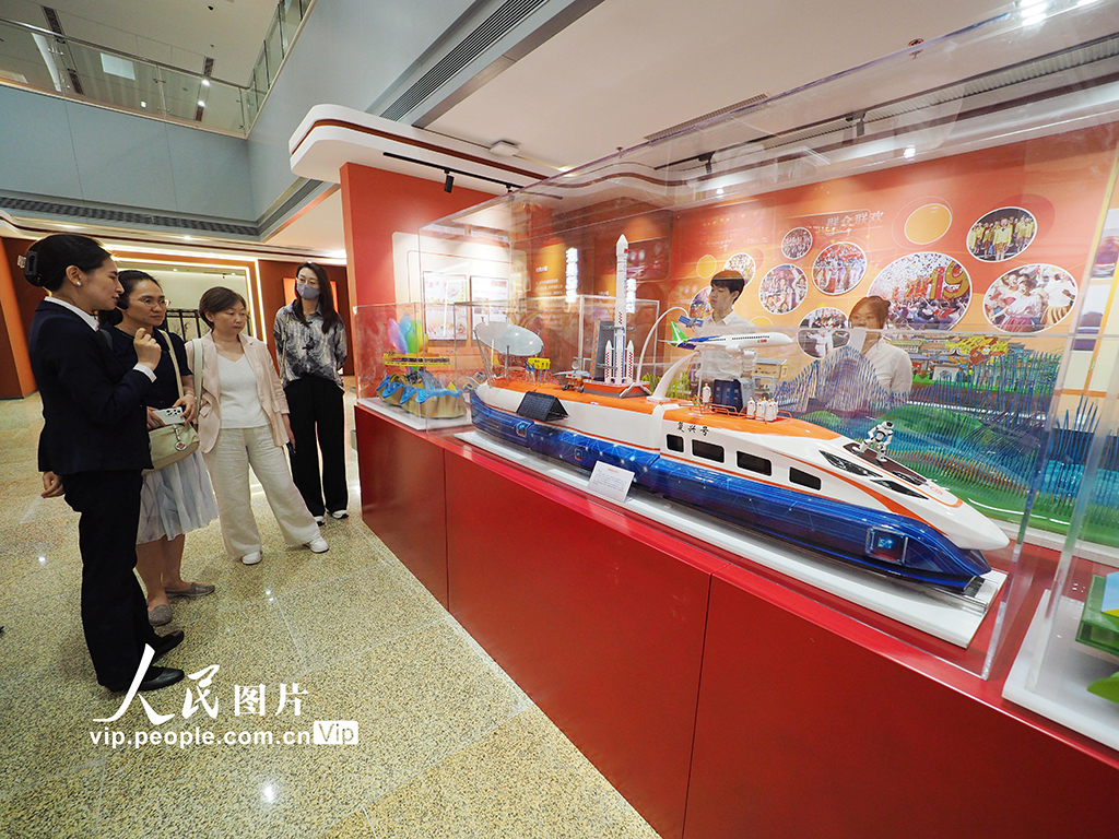 “祝福祖國 筑夢前行——國慶彩車模型展”在北京市檔案館開幕
