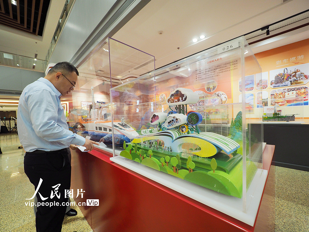 “祝福祖國 筑夢前行——國慶彩車模型展”在北京市檔案館開幕【6】