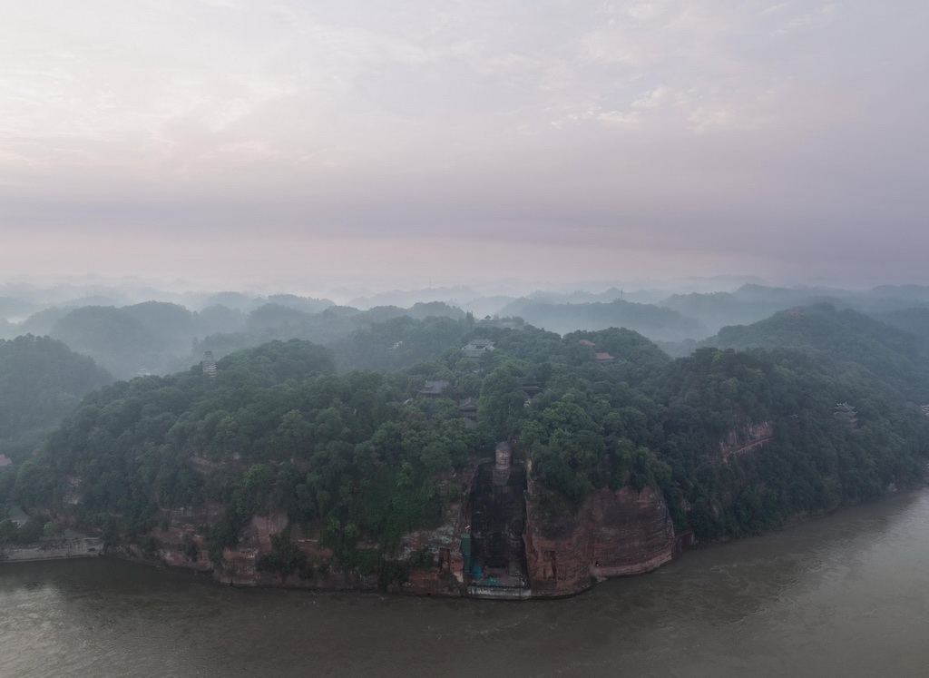 晨曦中的樂山大佛（6月4日攝，無人機照片）。
