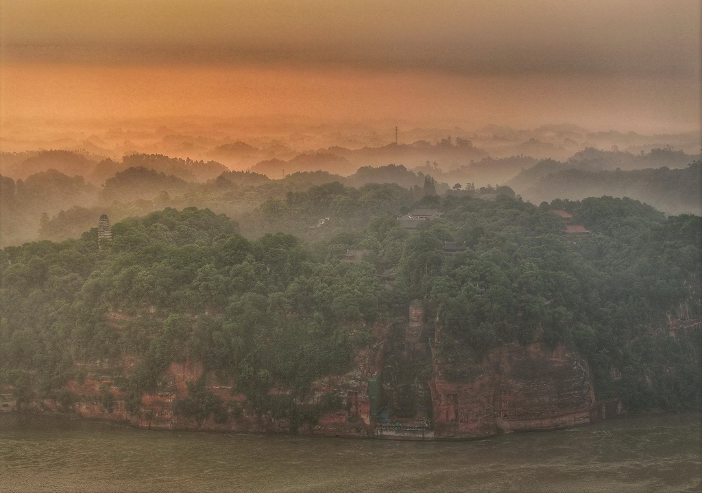 晨曦中的乐山大佛（6月4日摄，无人机照片）。