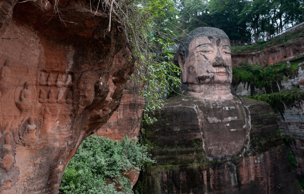 樂山大佛及岩壁上的摩崖造像（6月4日攝）。