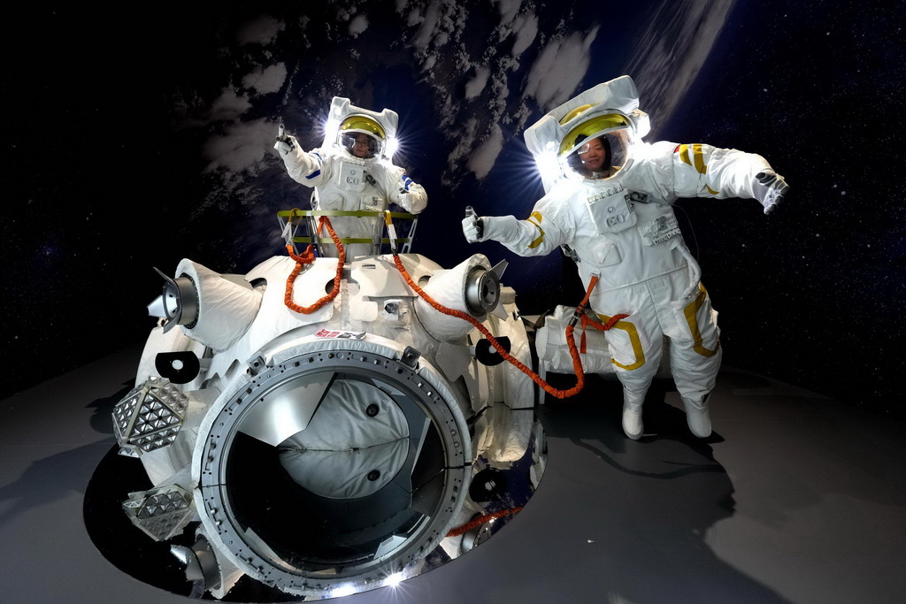 6月8日，觀眾在無穹航天展體驗航天服。