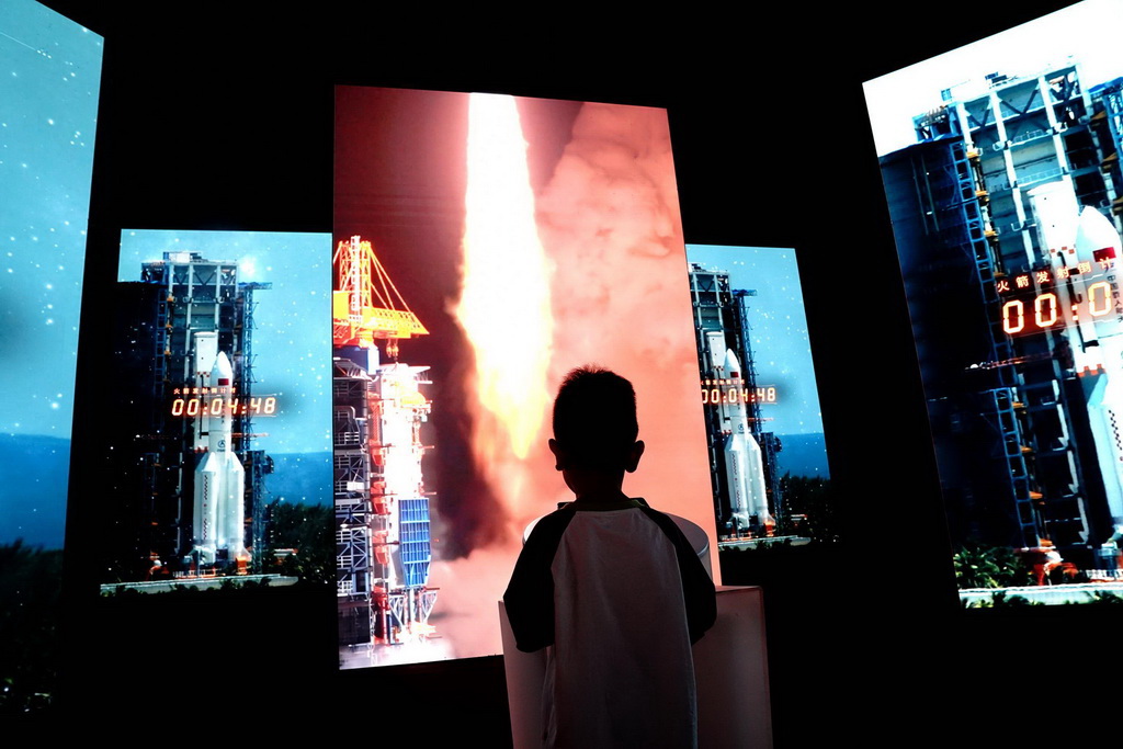 6月8日，小朋友在上海喜瑪拉雅美術館參觀無穹航天展。