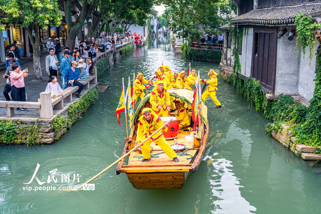 6月8日，江苏省昆山市，游客在周庄古镇观看摇快船，喜迎端午佳节。