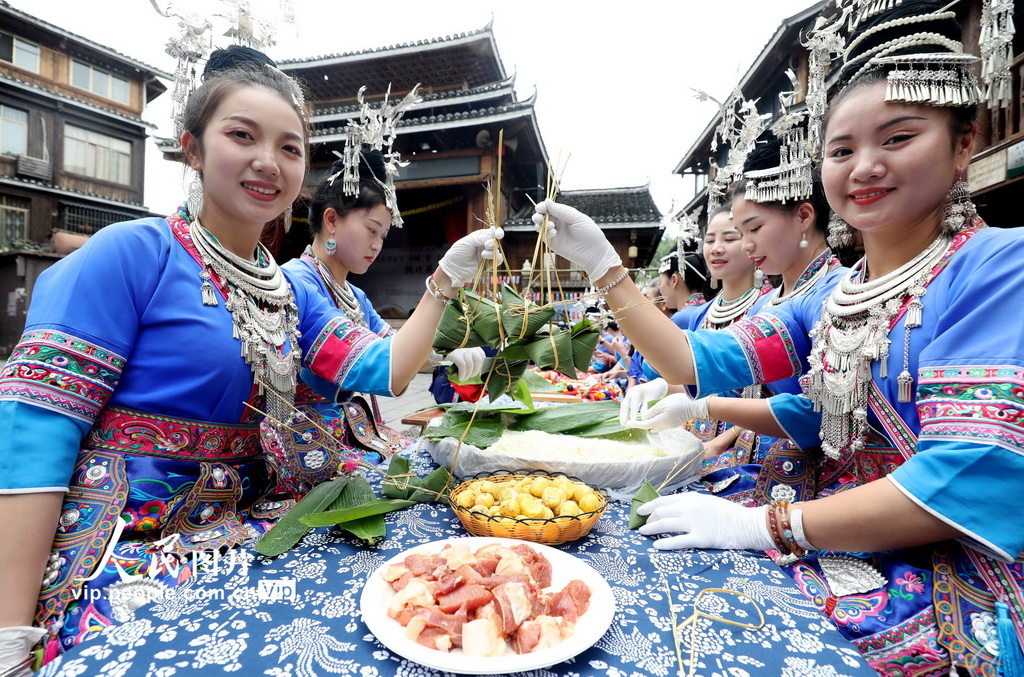 2024年6月8日，在廣西三江侗族自治縣林溪鎮的程陽八寨，村民在展示包好的粽子。
