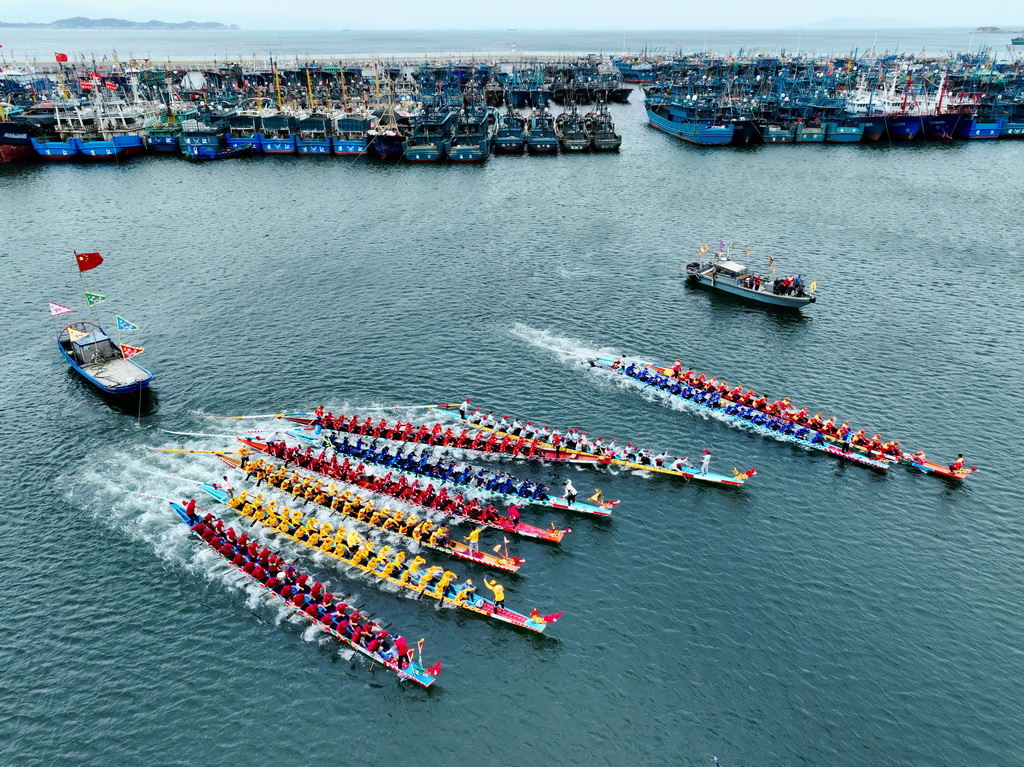 6月11日，龙舟在连江县苔�中心渔港海面上竞渡（无人机照片）。