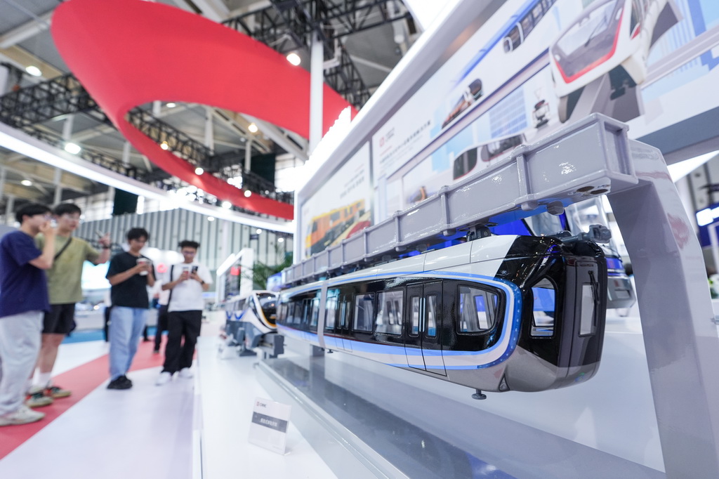6月13日，觀眾在中國中車展區參觀“懸挂式單軌列車”模型。