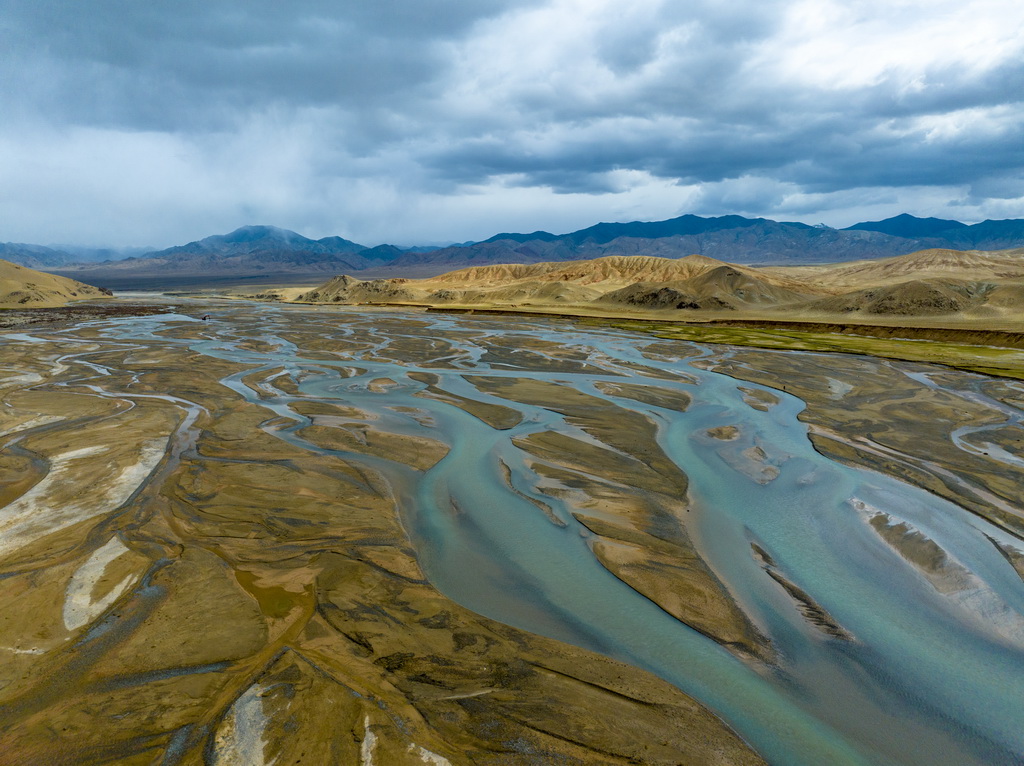 6月12日在甘肅阿克塞哈薩克族自治縣阿勒騰鄉拍攝的大哈爾騰河景色（無人機照片）。