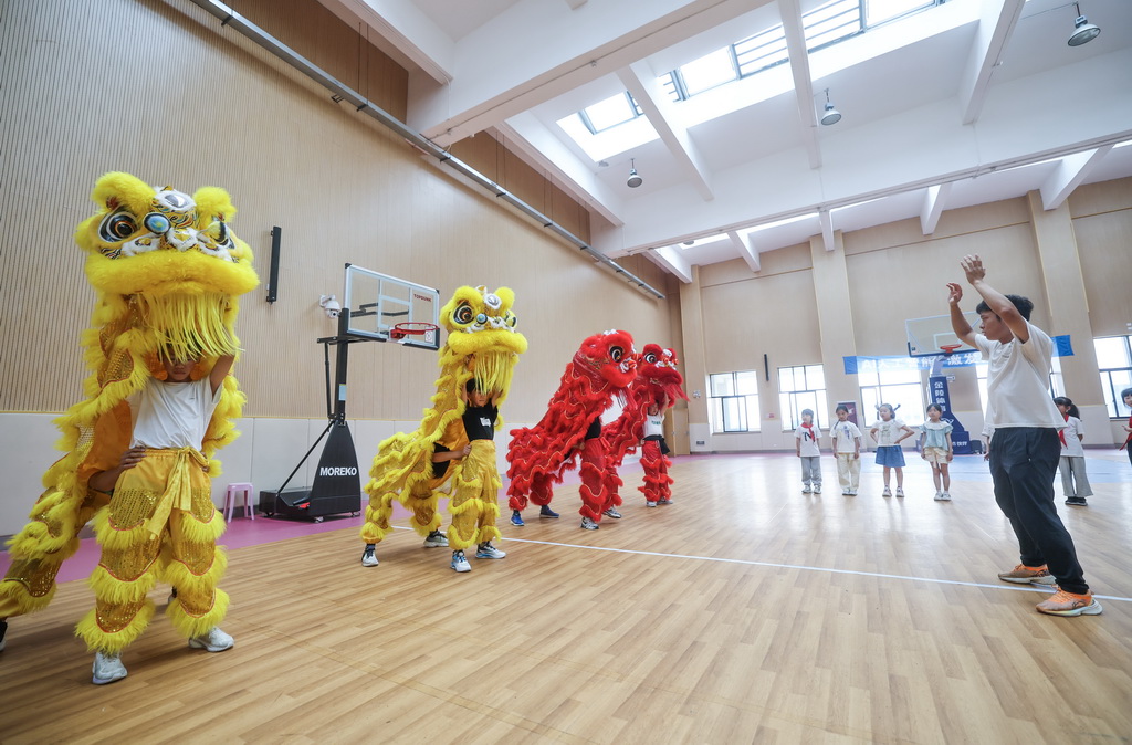 6月13日，织里镇吴兴实验小学学生在专业老师的指导下练习舞狮。